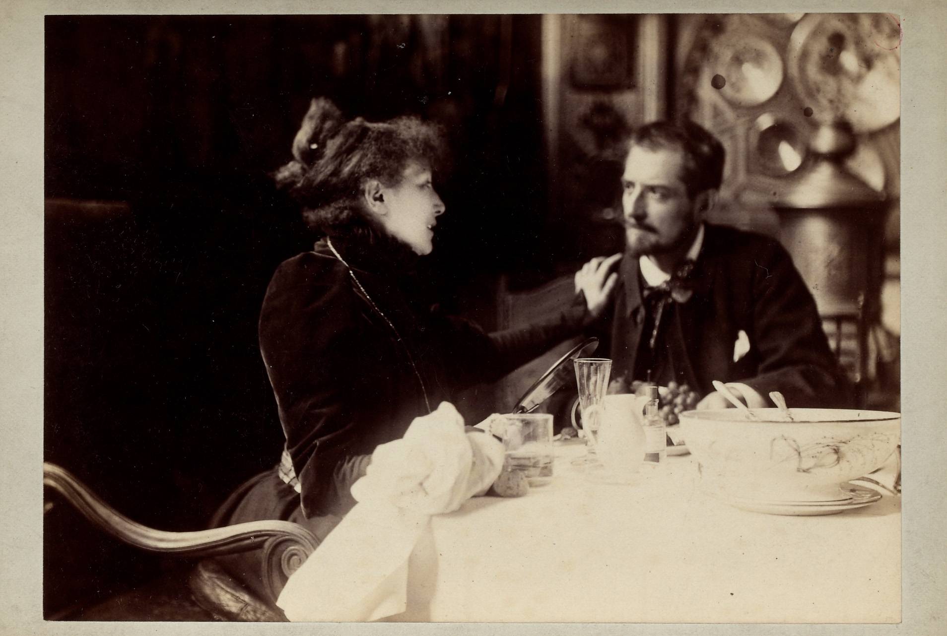  Anonymous, Sarah Bernhardt e Georges Clairin. Fotografia, 11 x 16,5 cm. BNF, Departamento de Artes Cênicas, Paris, França. © BNF