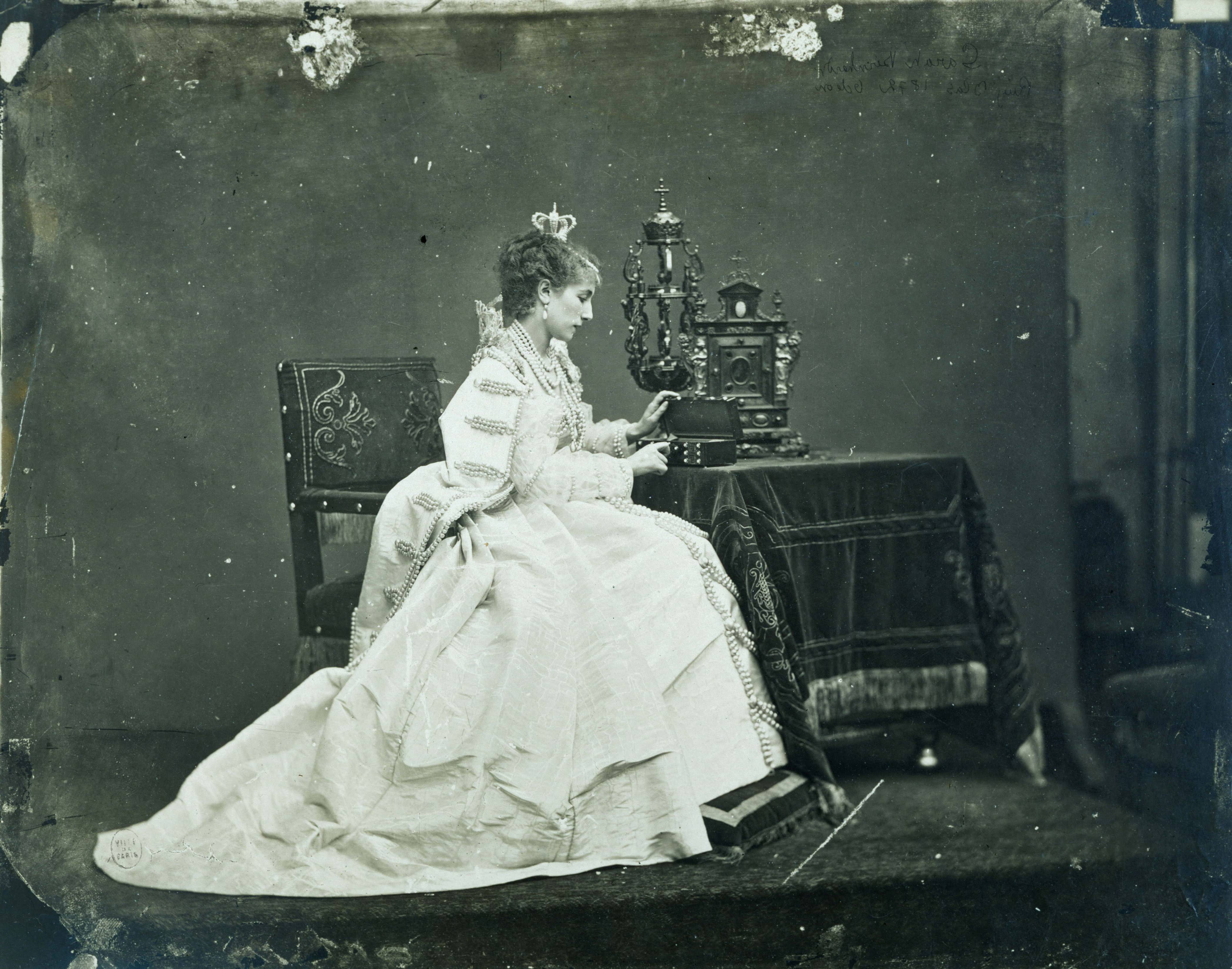 Etienne Carjat, Retrato de Sarah Bernhardt (1844-1923), atriz, sentada abrindo uma caixa, na peça de Ruy Blas em 1872 no teatro francês (Comédie-Française), 1872. Fotografia 22,9 x 29,4 cm. Museu do Carnaval, Paris, França. © Museus de Paris - Museu Carnavalet