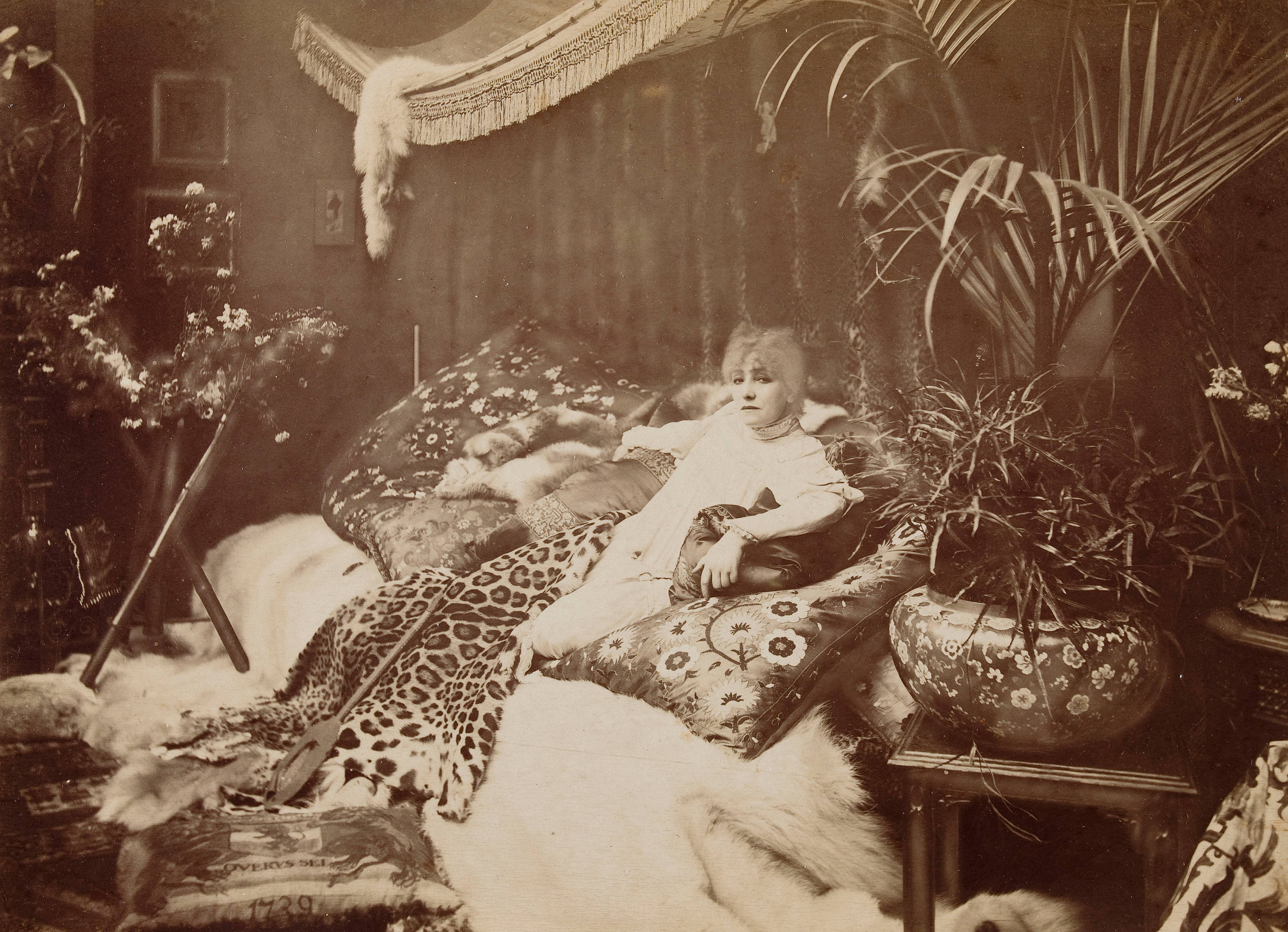 Félix Nadar, Sarah Bernhardt em casa, por volta de 1890. Impressão de albumina. Trabalho: 18,8 x 25,7 cm, Montagem: 36,3 x 48,7 cm. Petit Palais, Paris, França. © Museus de Paris / Petit Palais