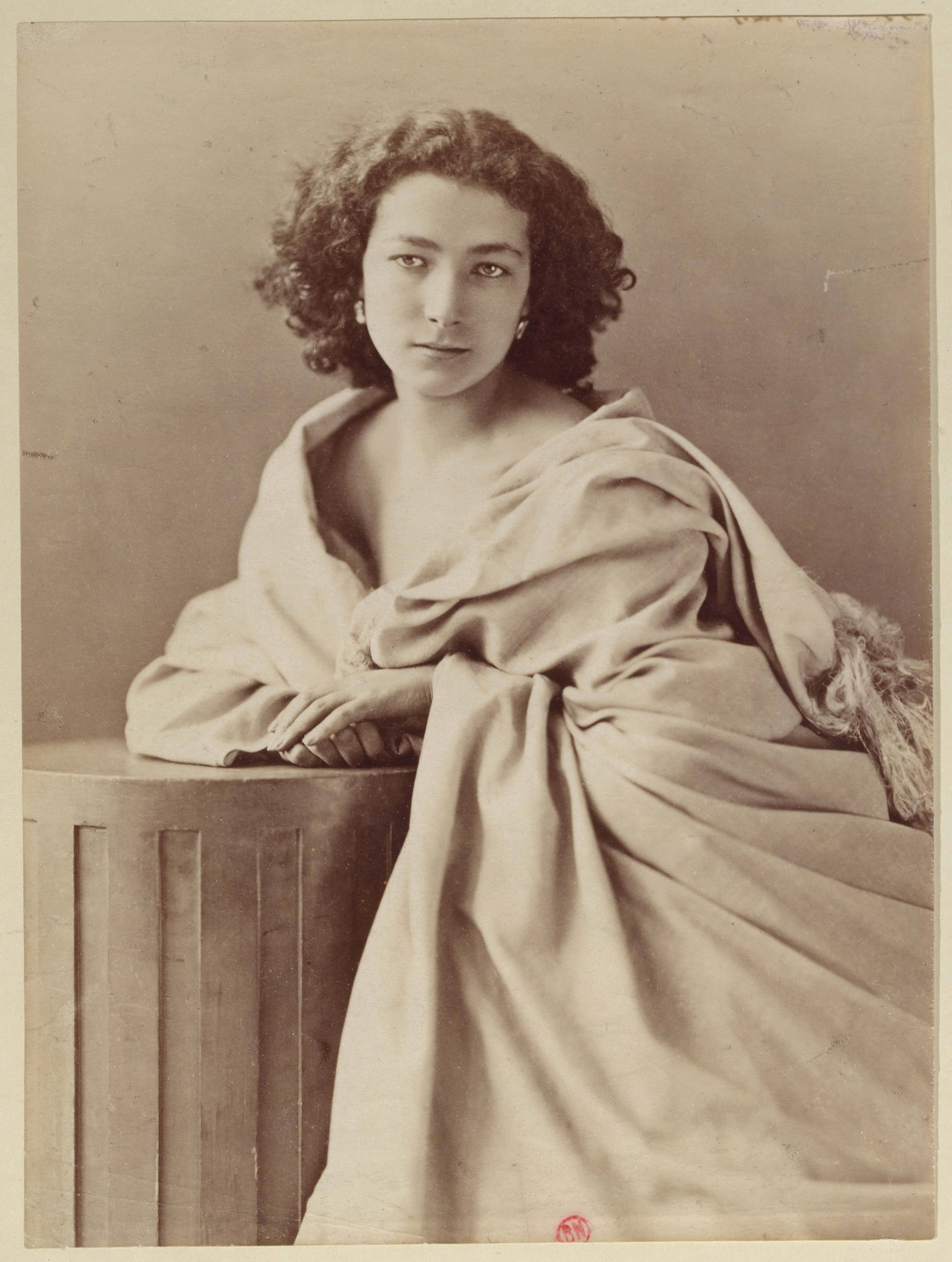 Félix Nadar, Sarah Bernhardt vestida de branco. Por volta de 1864. Impressão de albumina de um negativo de vidro colódio 9" x 7". Com moldura: 43 x 33 cm. BNF, Departamento de Impressões e Fotografia. Paris, França. © BnF