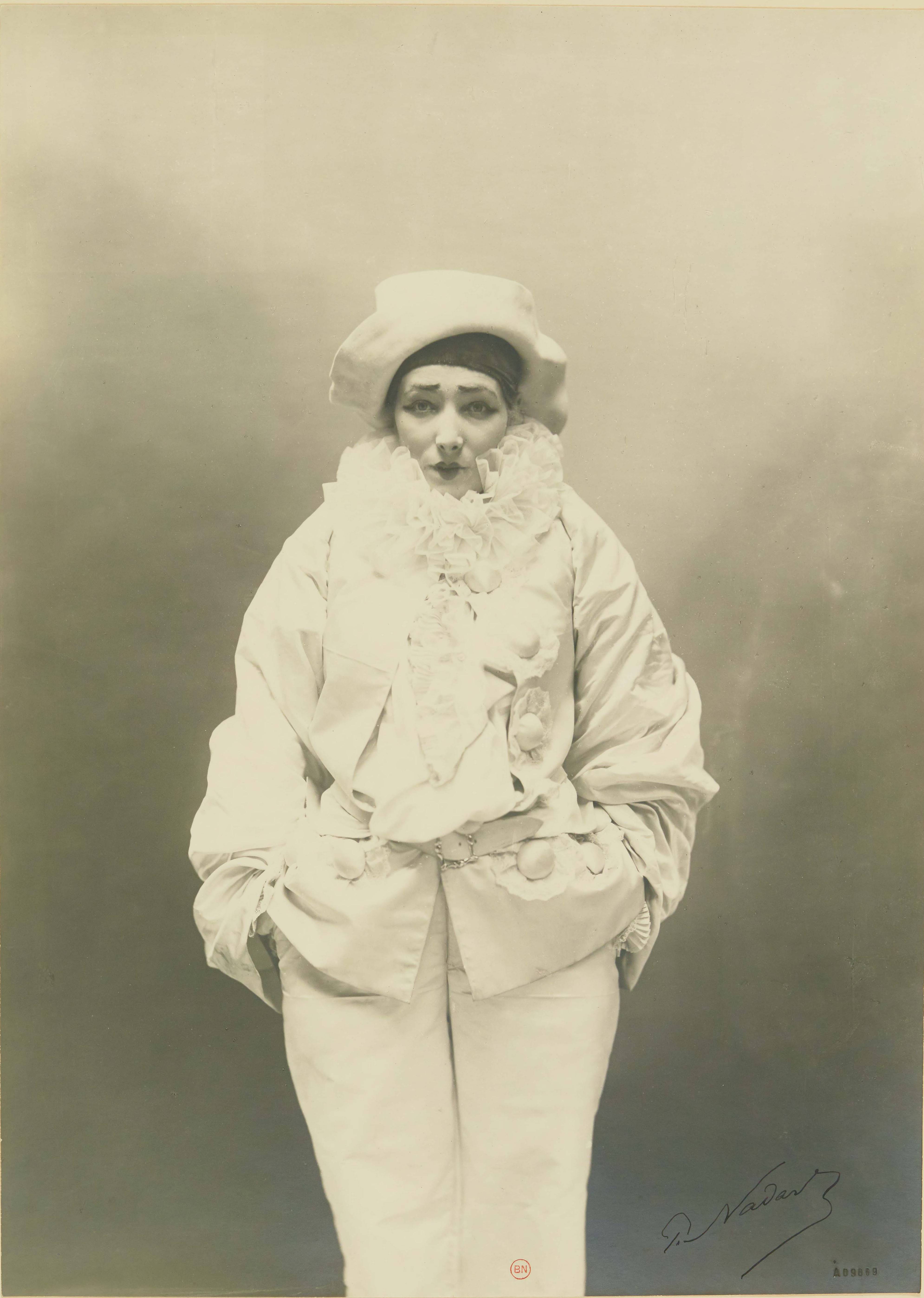 Paul Nadar, Sarah Bernhardt em Pierrot Assassino, 1883, estampa prateada. BNF, Departamento de Impressões e Fotografia Paris, França. © BnF