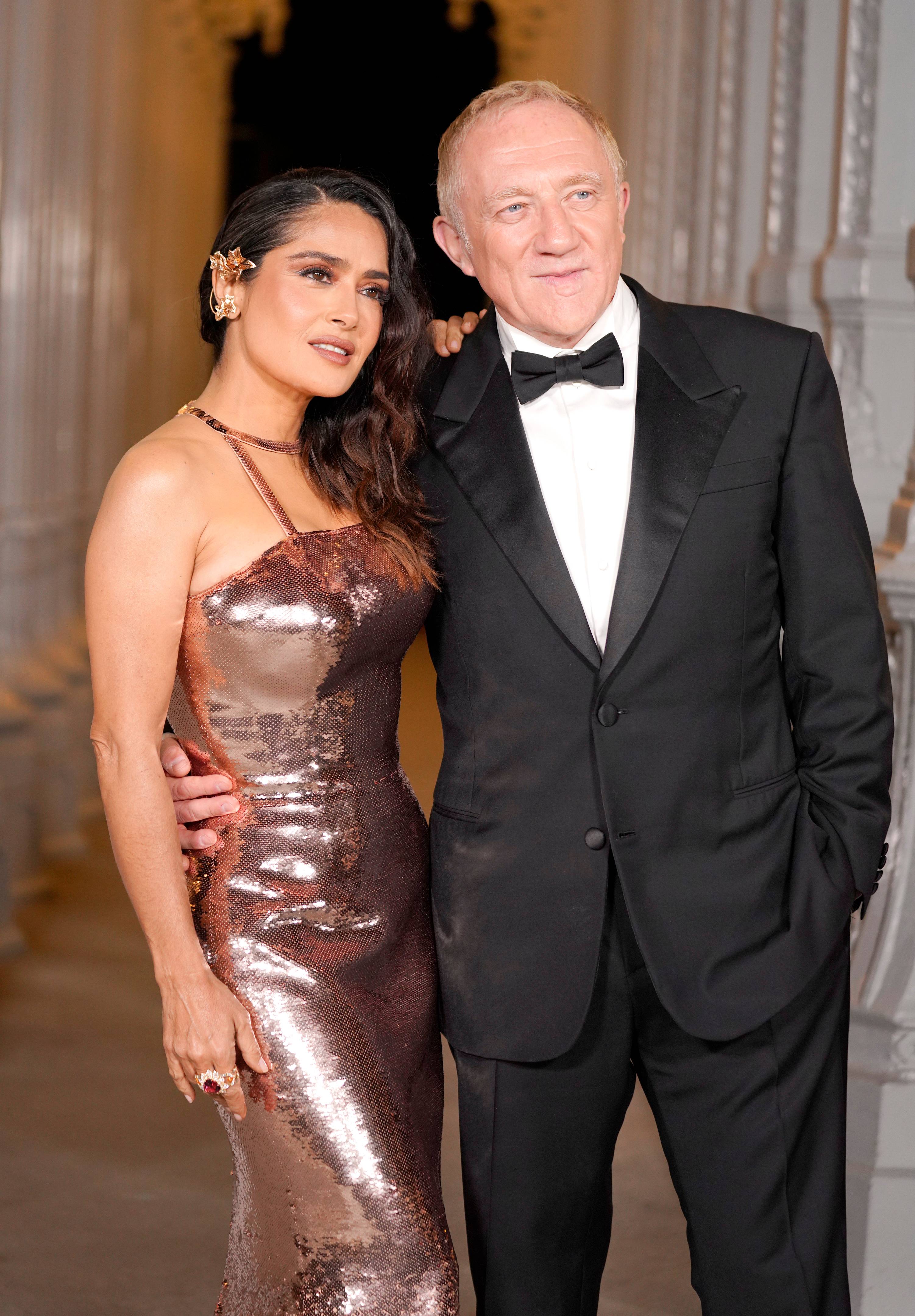 Ao lado de François-Henri Pinault, da Kering, Salma Hayek usou anel de ouro amarelo com turmalina rosa, granadas mandarim e diamantes