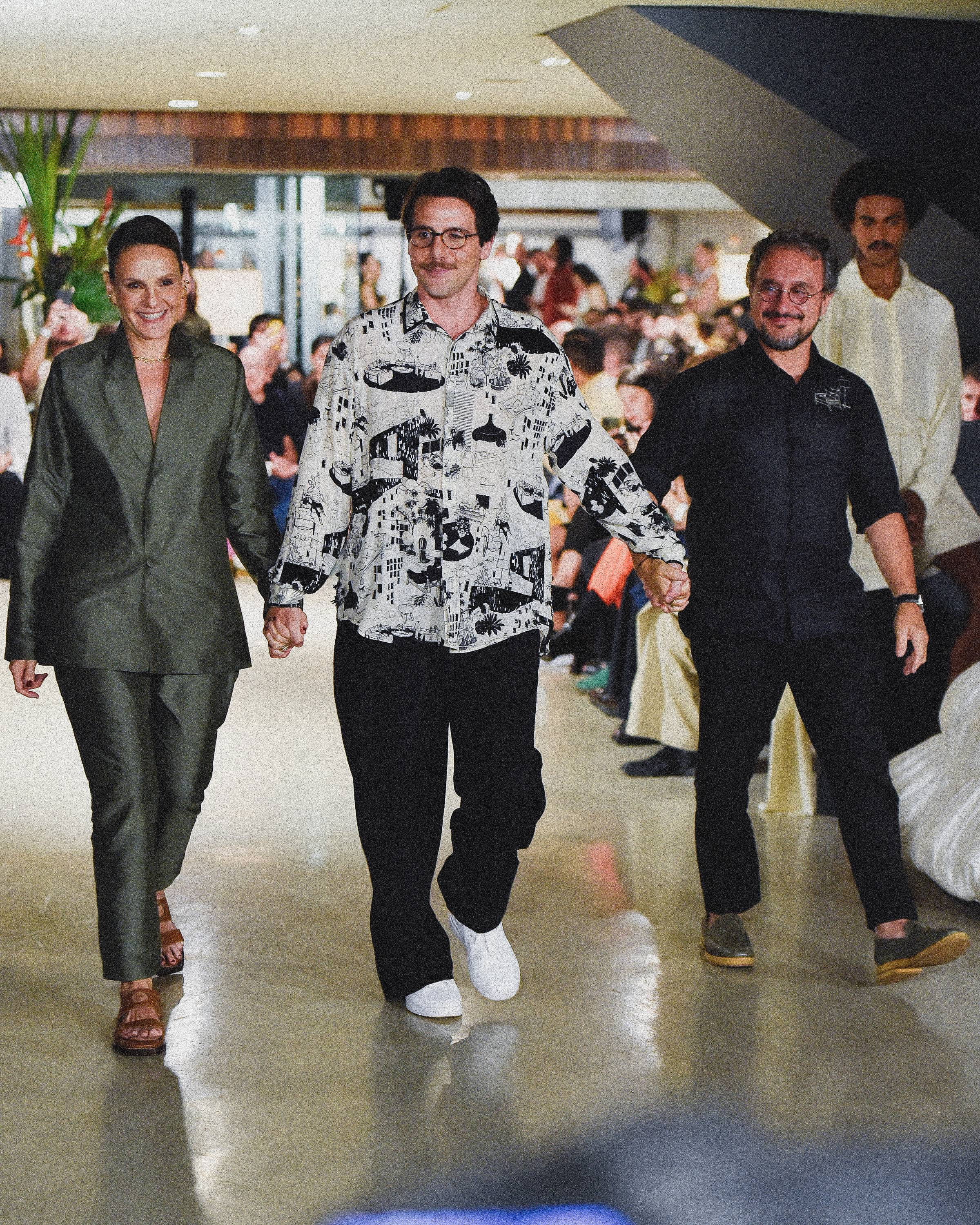 André Namitala, da Handred, entre Renata Aragão (Instituto Sérgio Rodrigues) e Fernando Mendes (presidente da instituicão) ao final do desfile