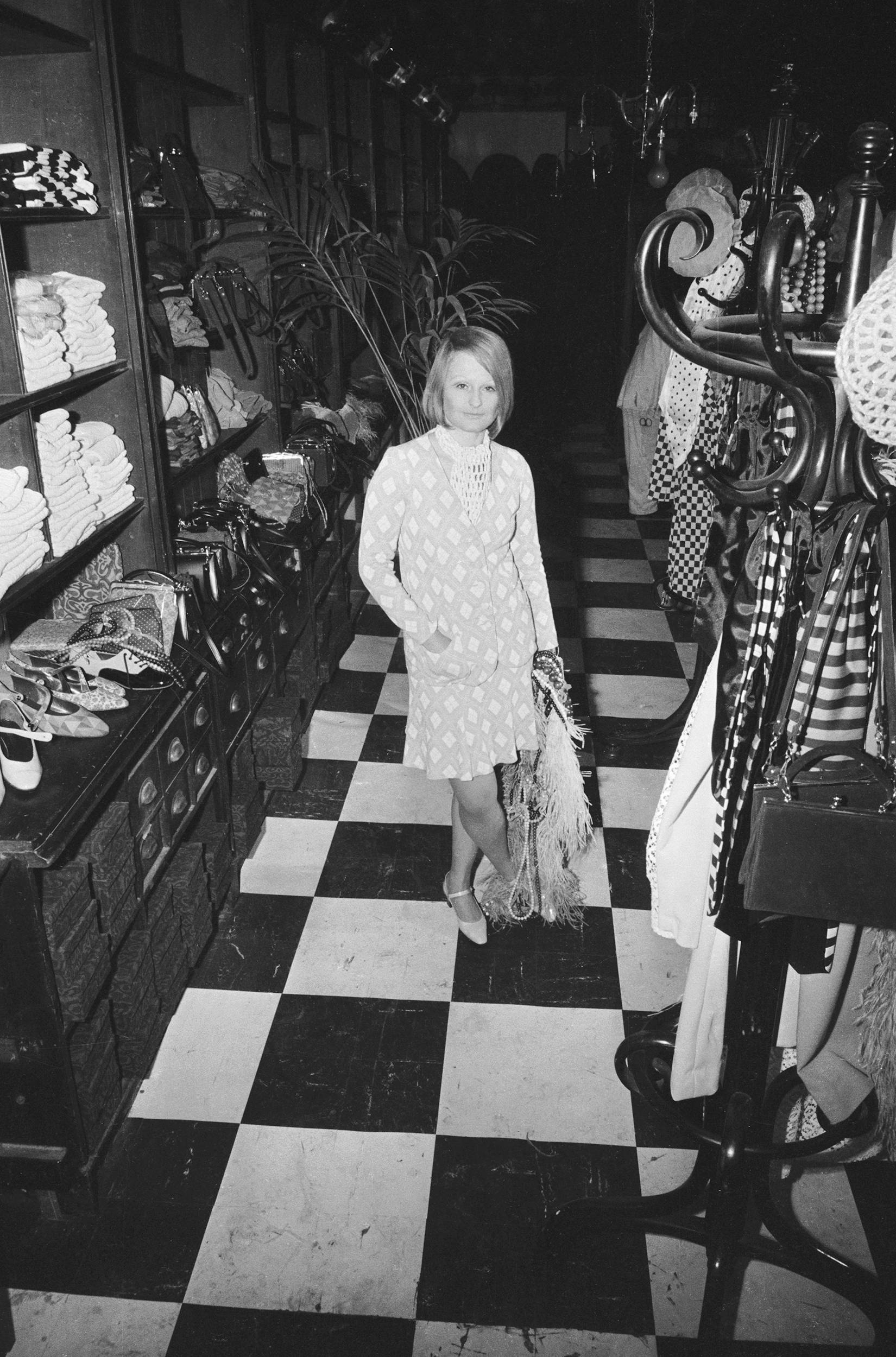 A estilista britânica proprietária da Boutique Biba, Barbara Hulanicki, em sua nova loja.