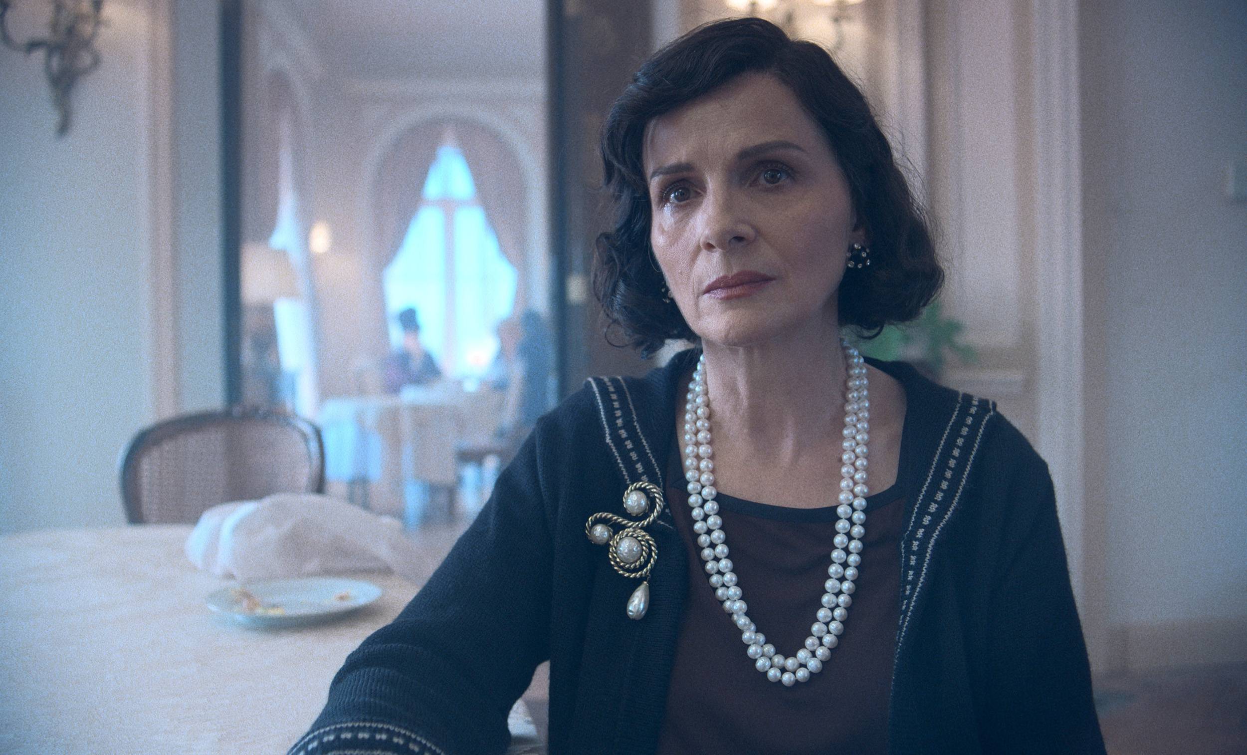 Juliette Binoche em The New Look (temporada 1, episódio 6)