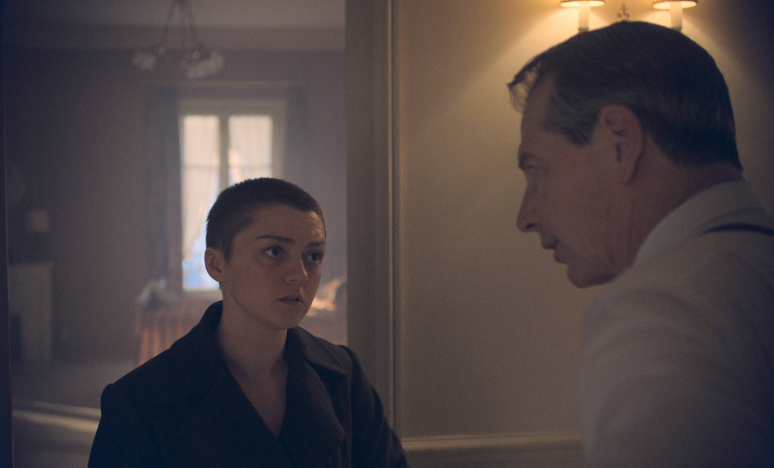 Ben Mendelsohn e Maisie Williams em The New Look (temporada 1, episódio 7)