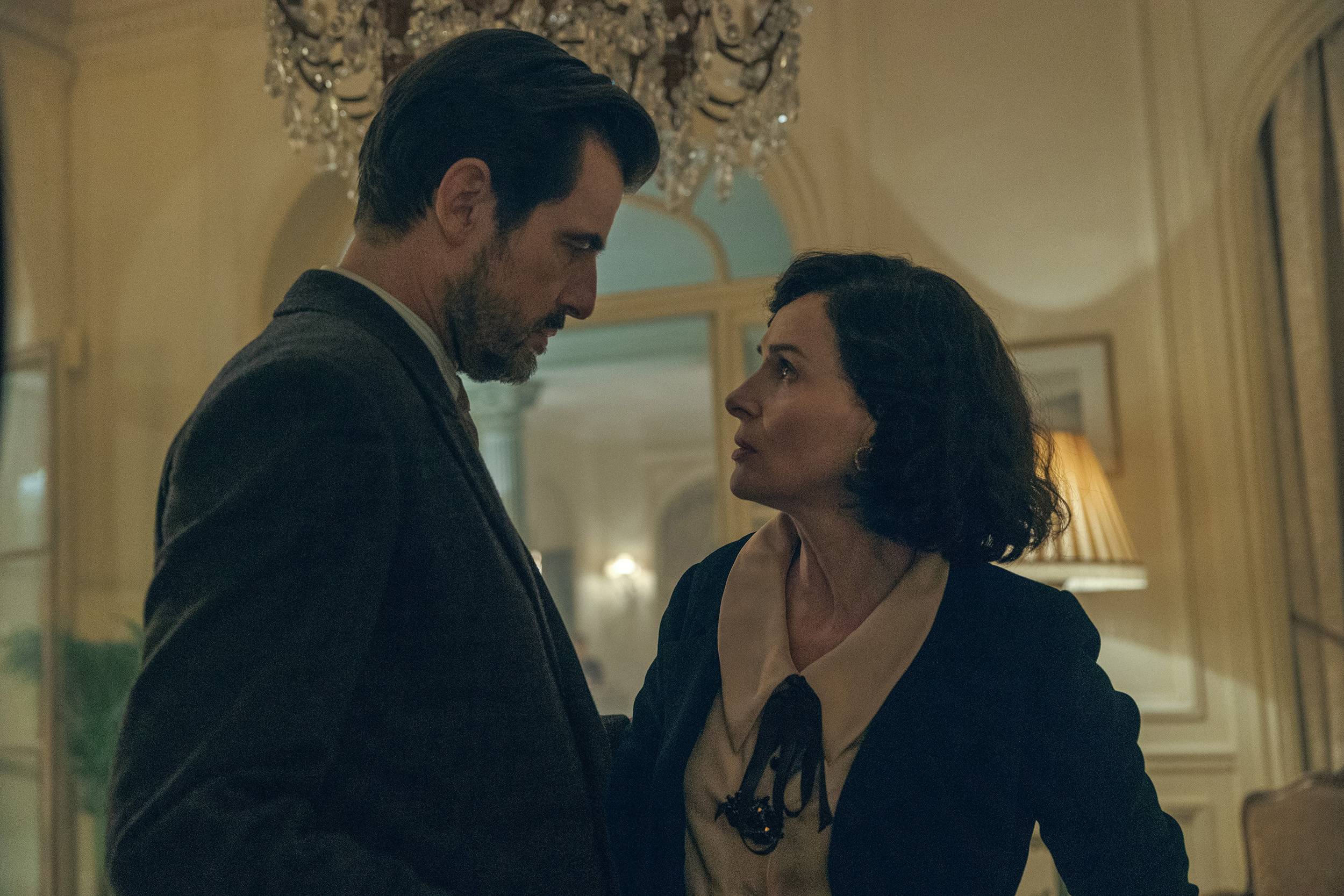 Claes Bang e Juliette Binoche em The New Look (temporada 1, episódio 9)