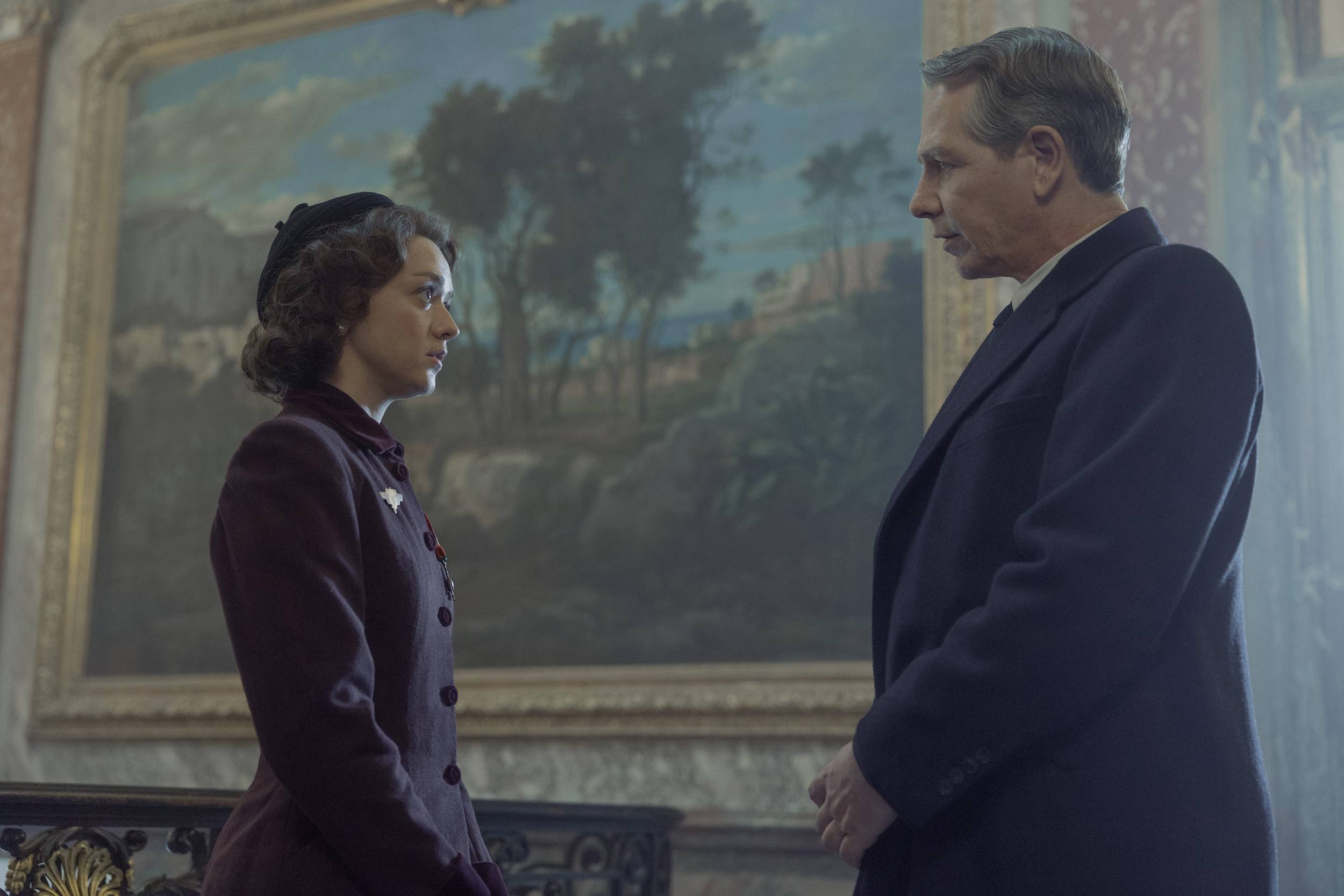 Ben Mendelsohn e Maisie Williams em The New Look (temporada 1, episódio 10)