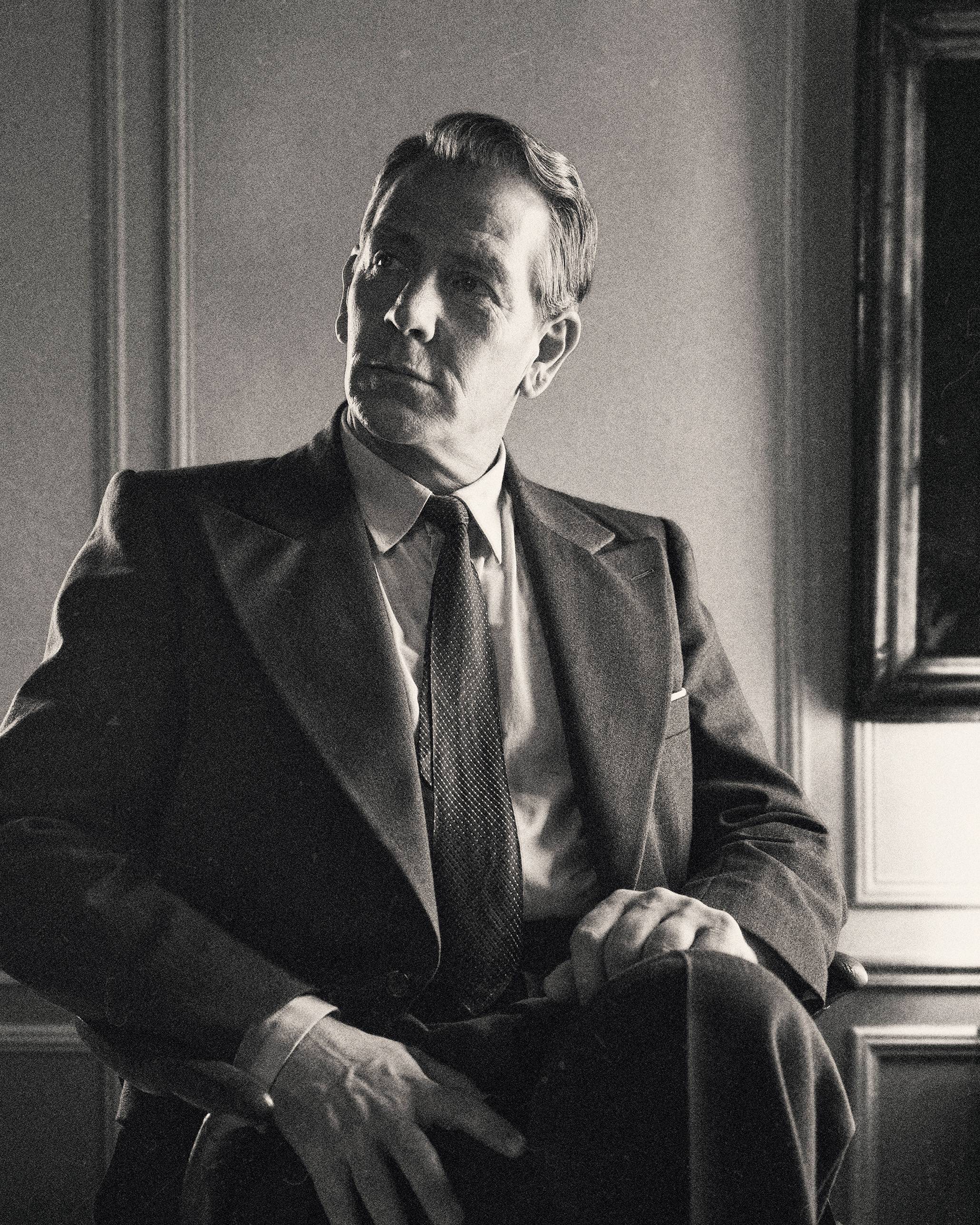 Ben Mendelsohn como Christian Dior, em "The New Look".