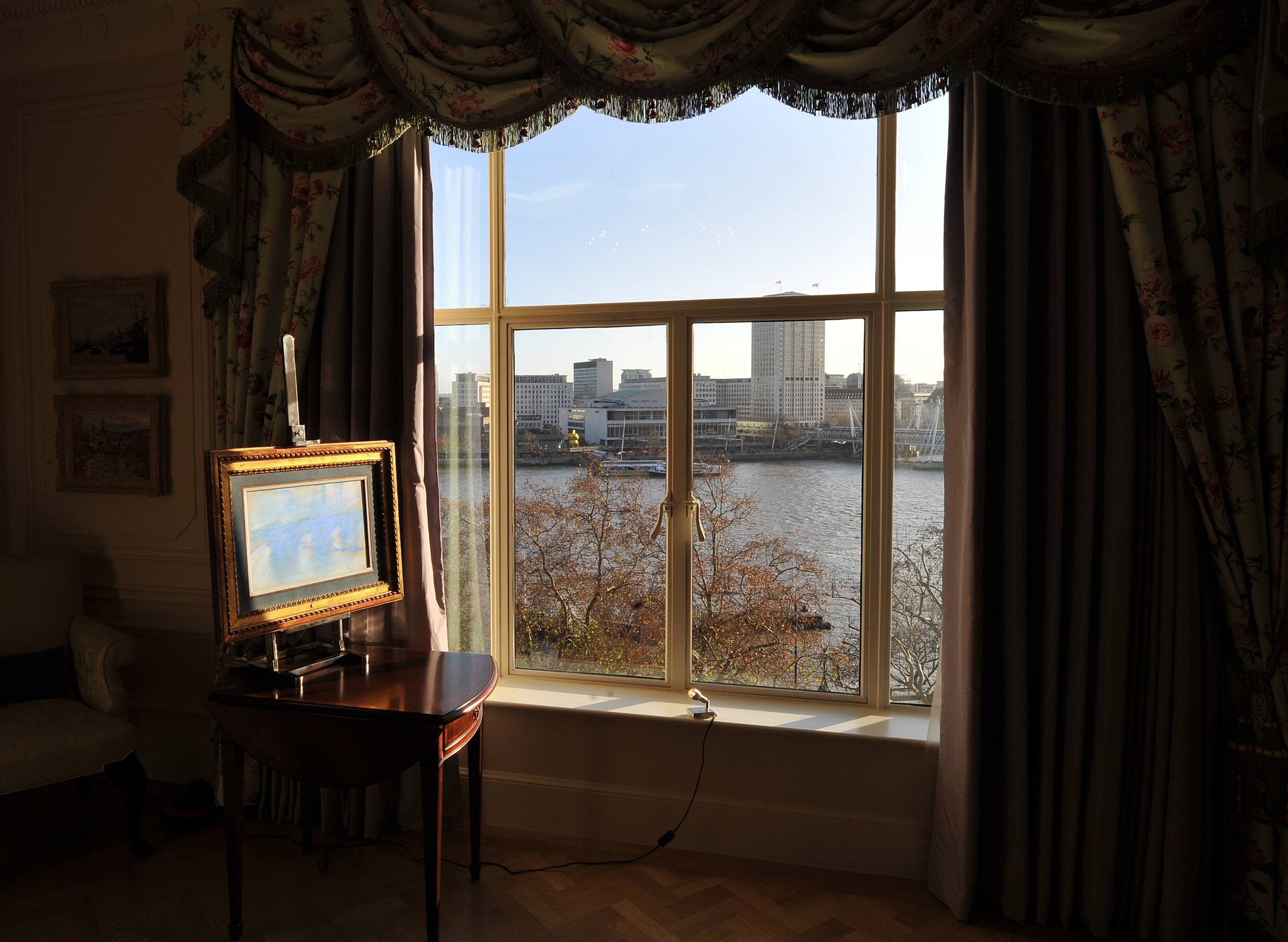 Claude Monet pintou o quadro Waterloo Bridge da janela de seu quarto no hotel The Savoy