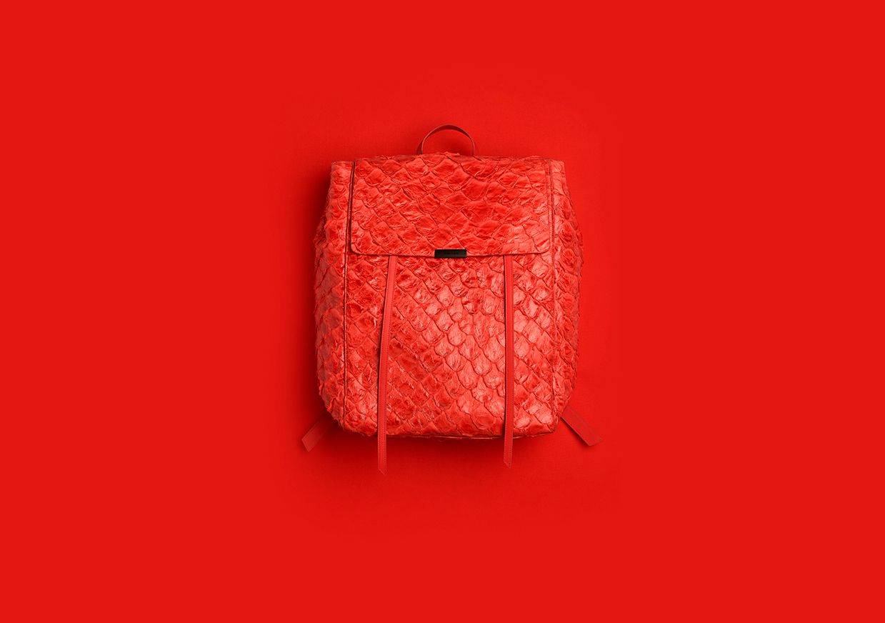 Osklen lança linha especial Red Edition após 15 anos do Projeto Pirarucu Fish Skin