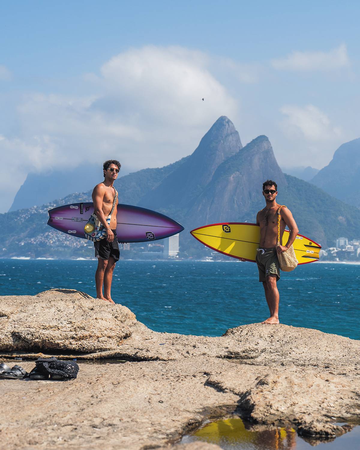 Rafael e Gustavo Kemp: com bolsa de fibras naturais a tiracolo, os empresários curtem o Rio de olho no planeta.