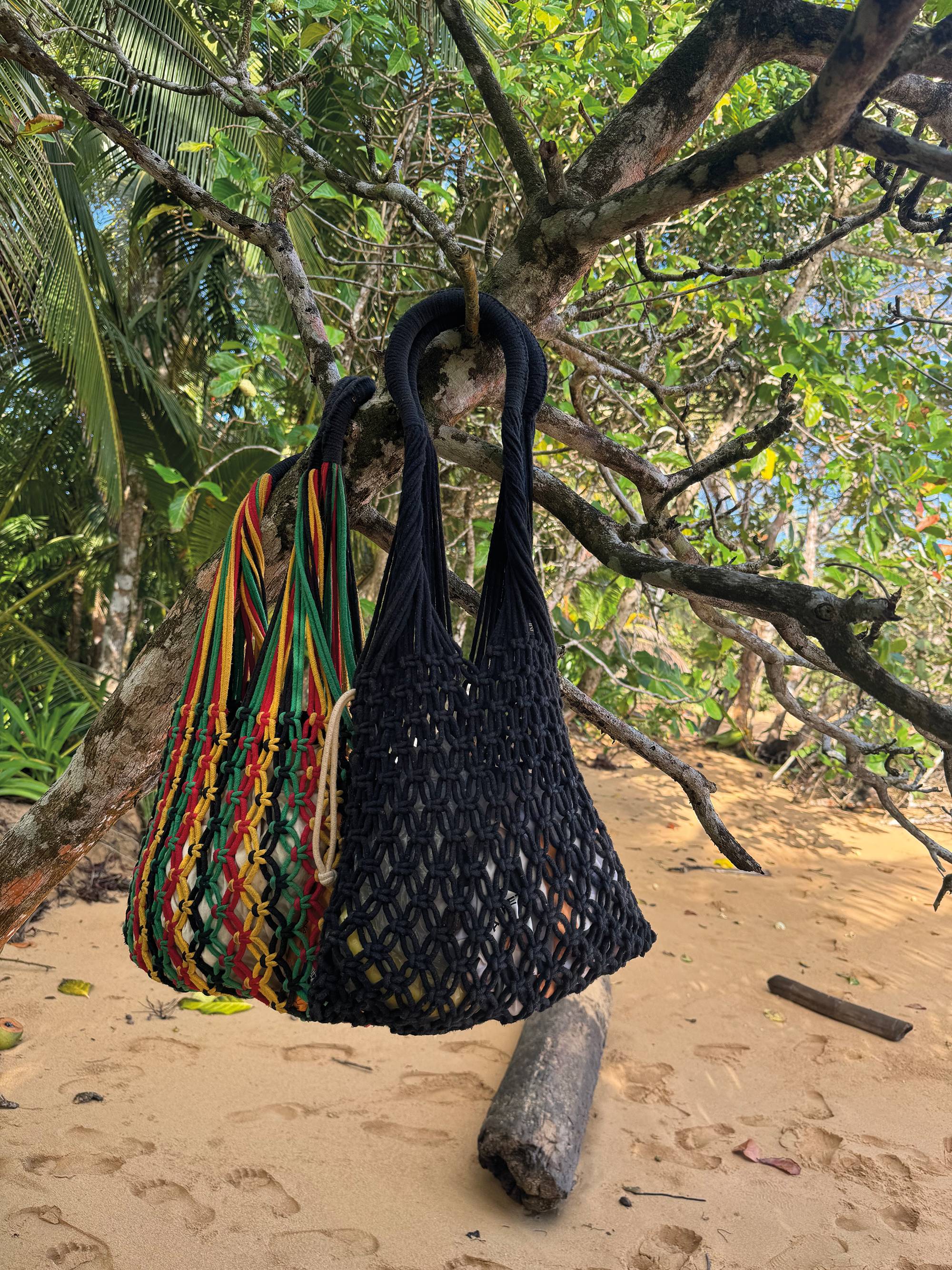 Bolsas da linha de praia, de macramê tramado por artesãs do Nordeste. 