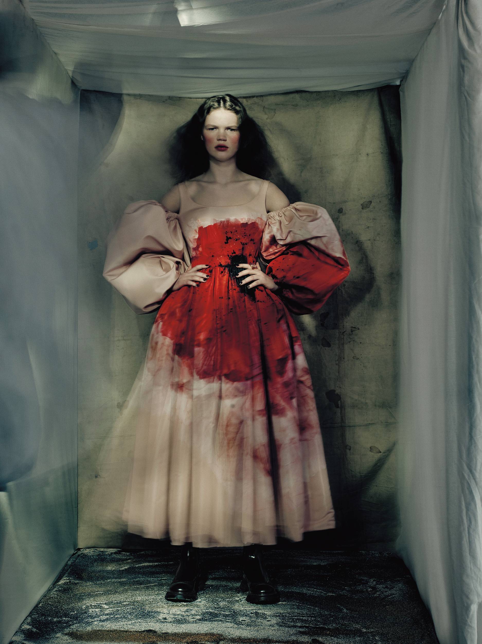 Luca Biggs, Alexander McQueen A/W 2021-2022, Paris, 2021. Impressão em carvão. © Paolo Roversi