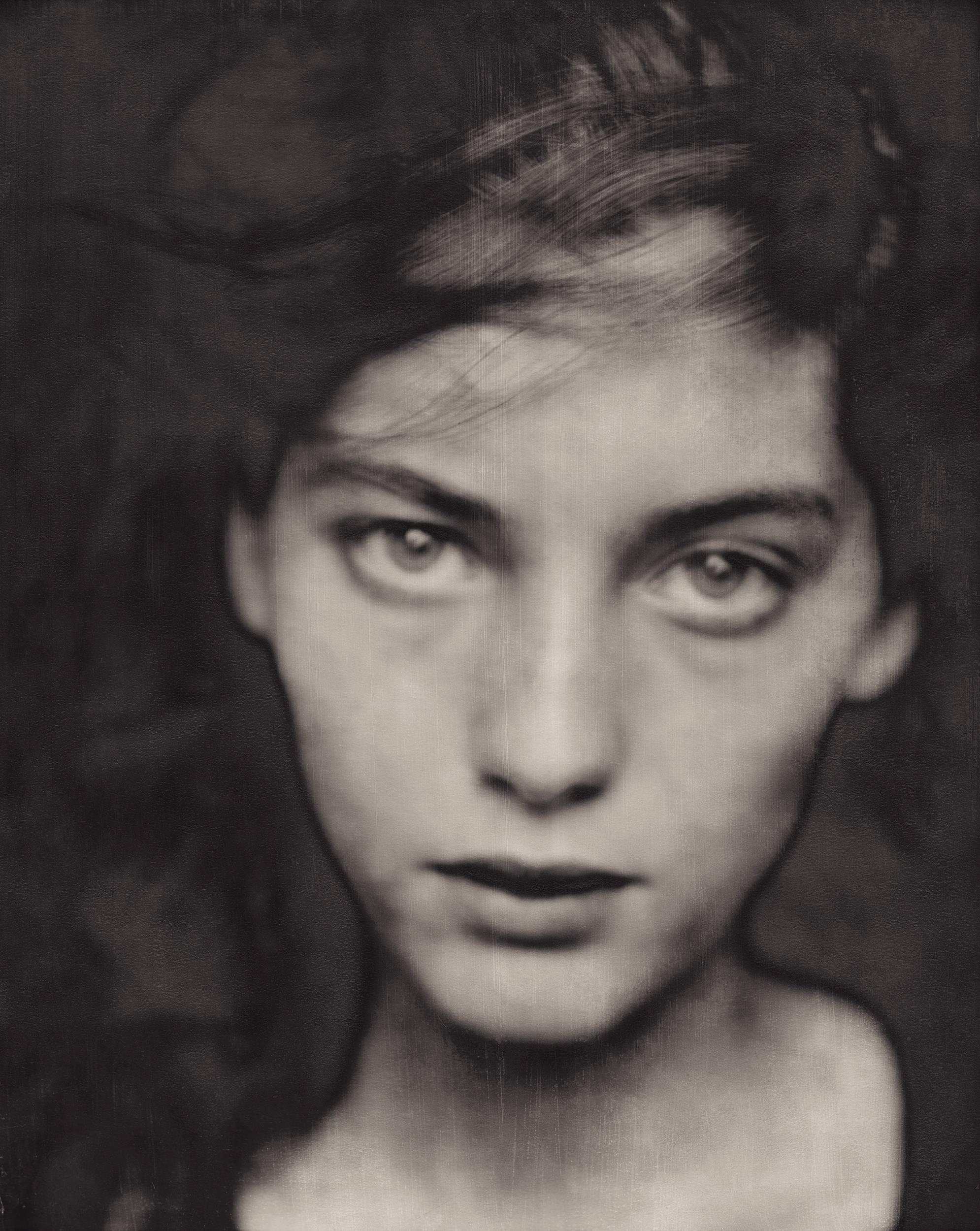 Lucie de la Falaise, Paris, 1990. Impressão em carvão. © Paolo Roversi