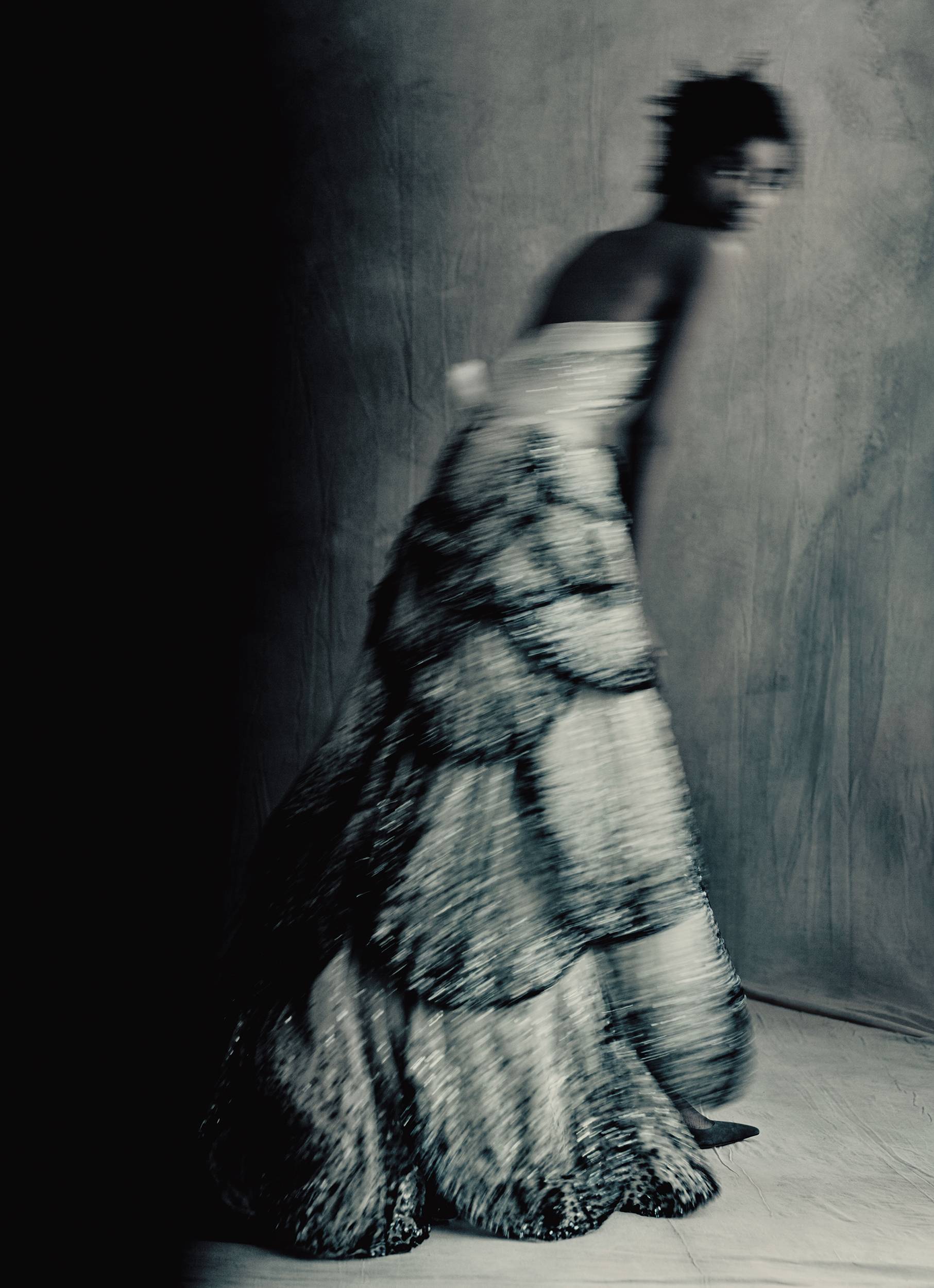 Tami Williams, Christian Dior A/W 1949-1950, Paris, 2016. Impressão em carvão. © Paolo Roversi