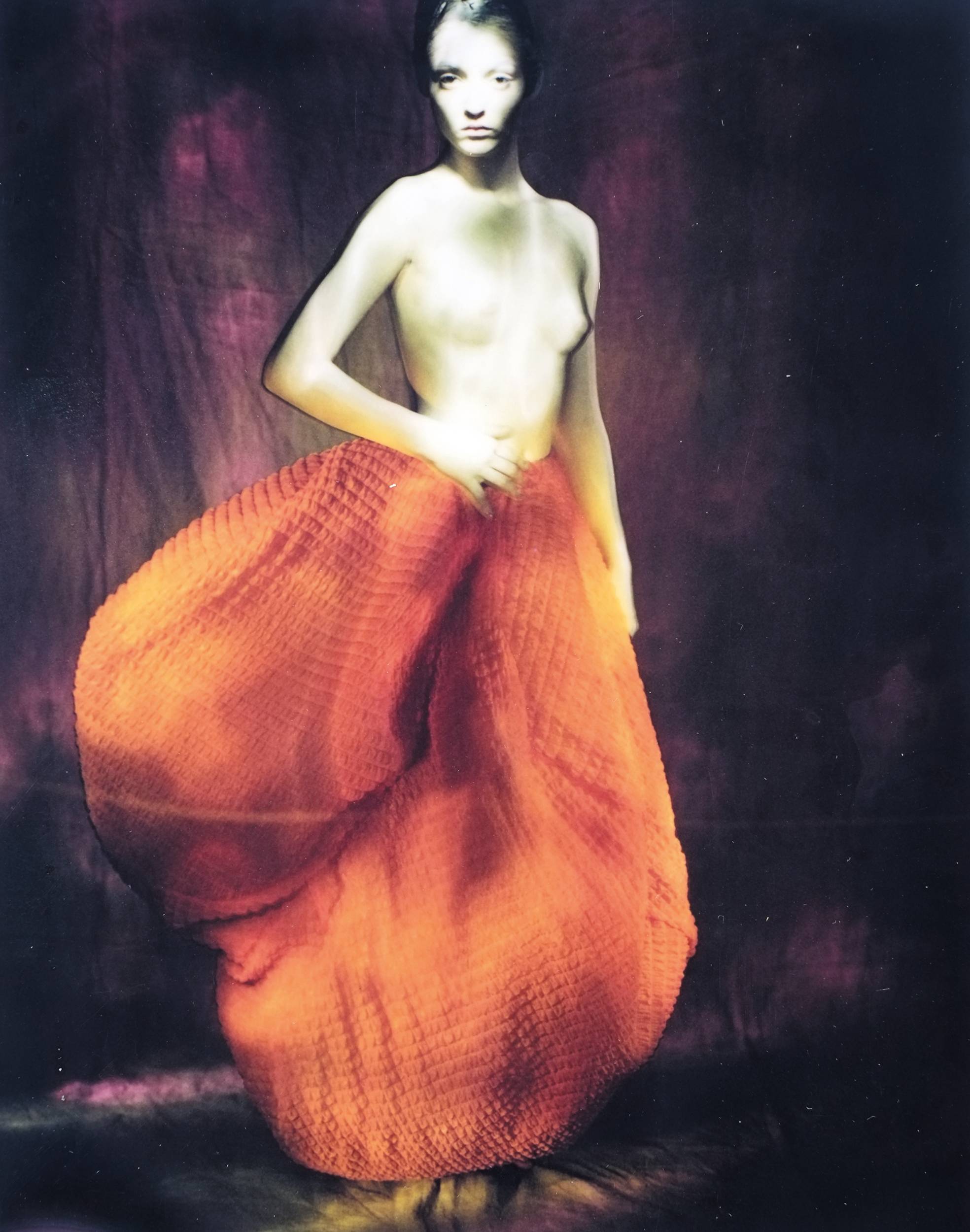 Audrey Marnay, Comme des Garçons S/S 1997, Paris, 1996. Impressão em carvão. © Paolo Roversi