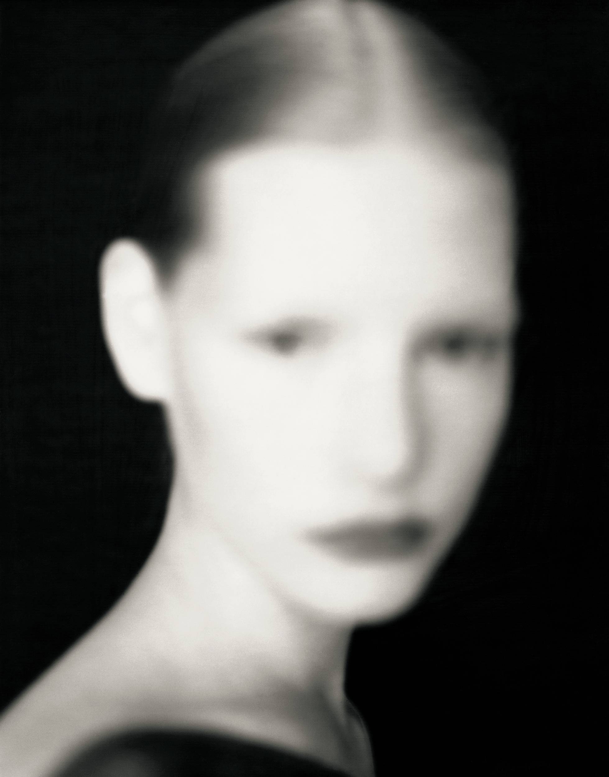 Kirsten Owen, Romeo Gigli A/W 1988-1989, Londres, 1988. Impressão pigmentada em papel baritado. © Paolo Roversi