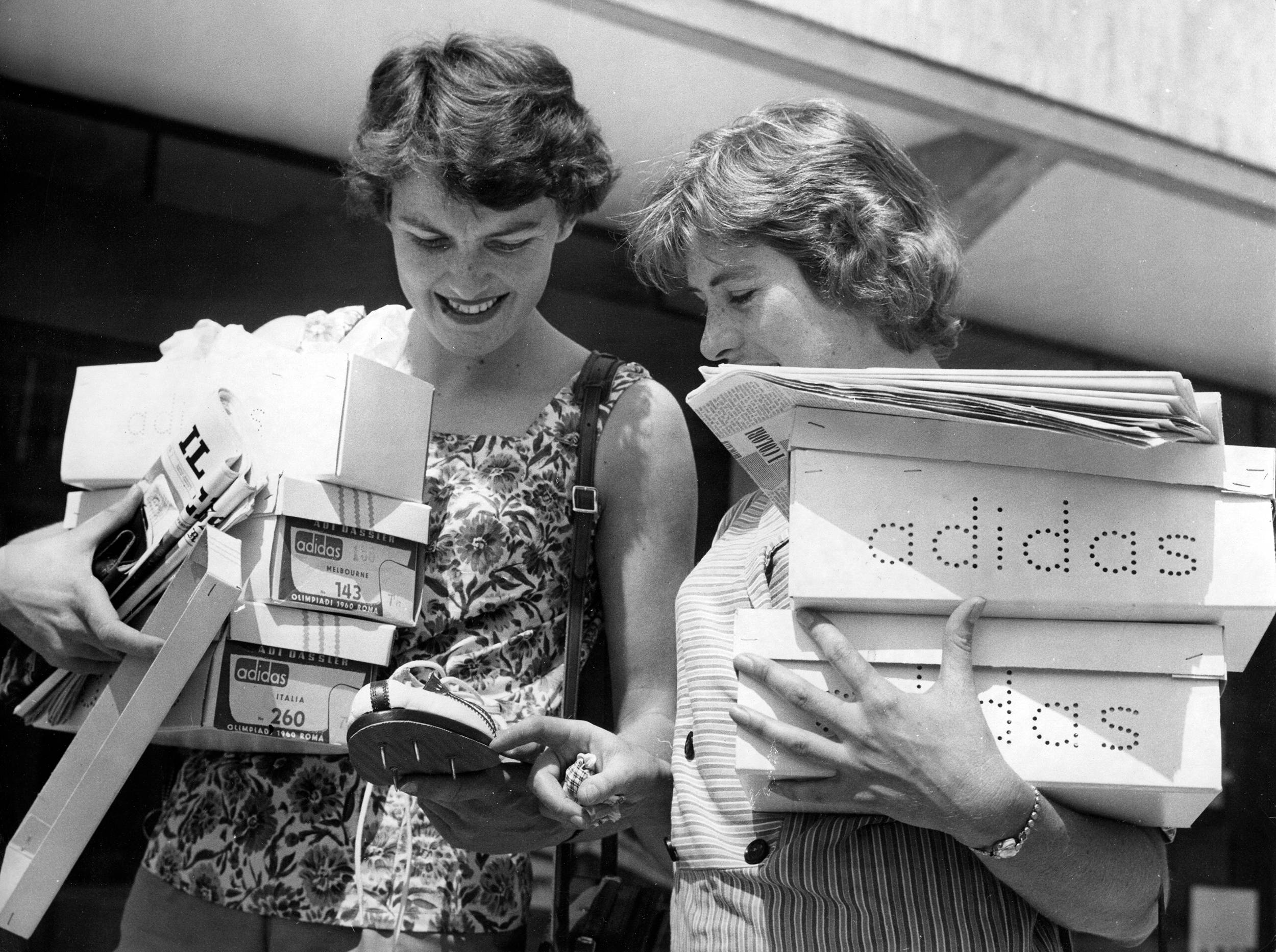 Atletas Helene Frith e Silvia Mitchell em preparação para os Jogos Olímpicos de 1960.