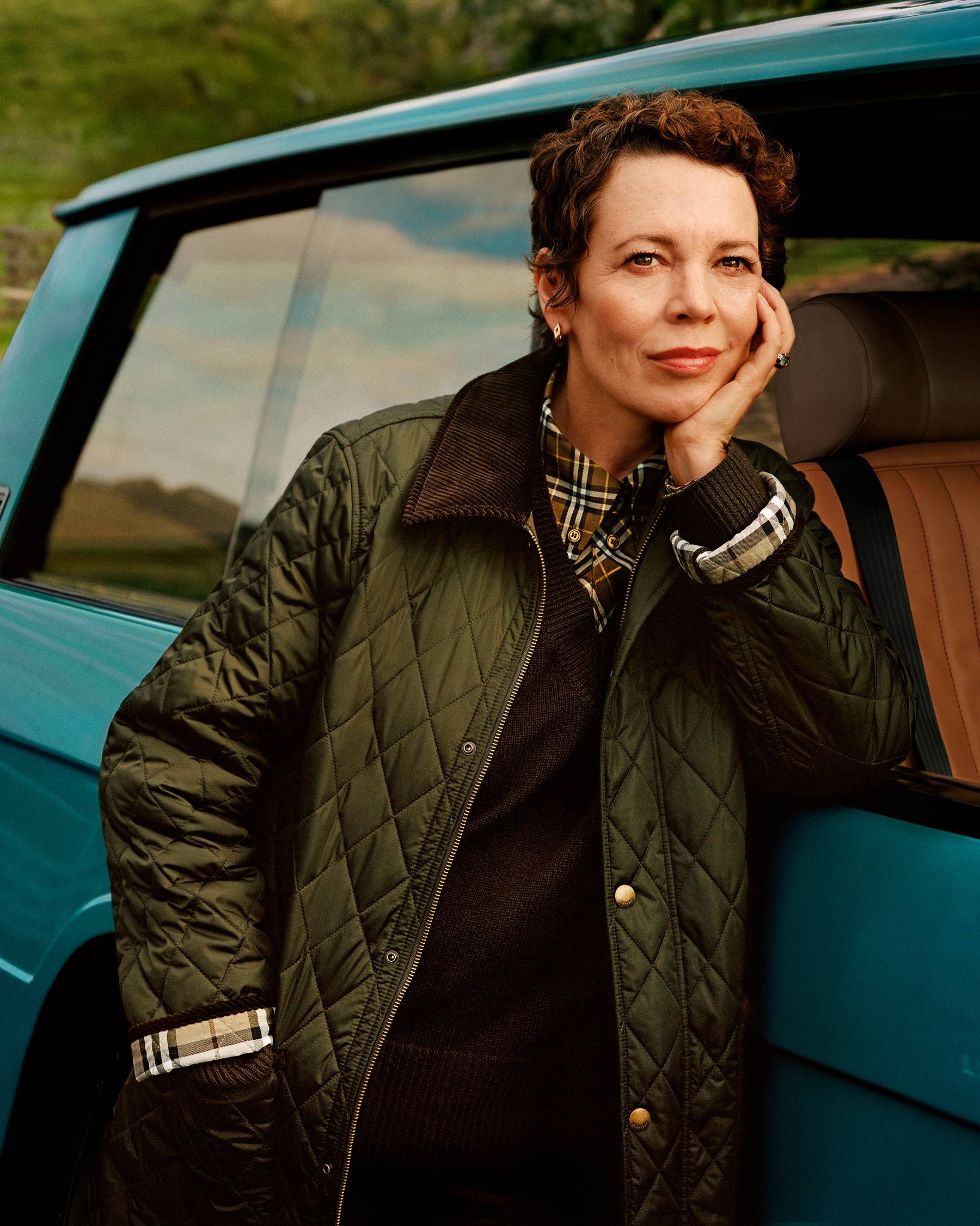 Exclusivo: Olivia Colman em tempo de Burberry