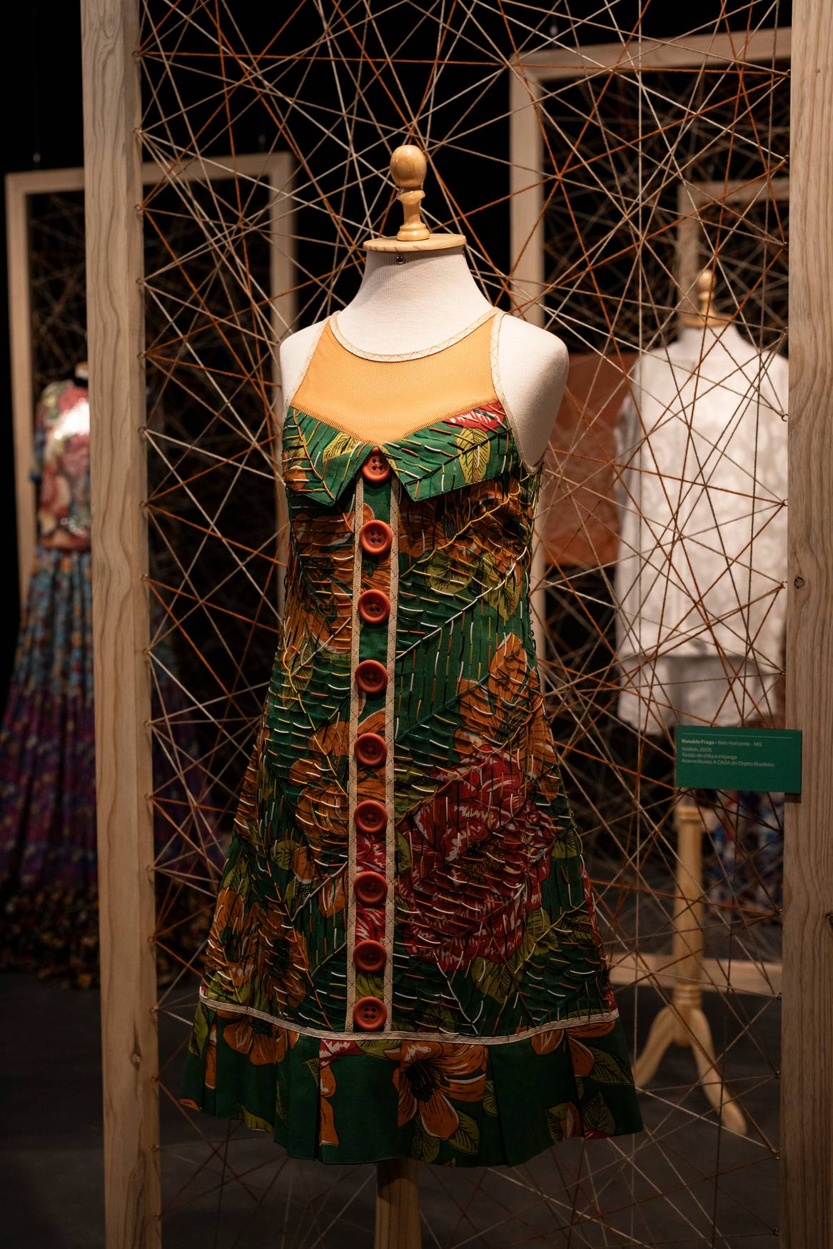 Vestido (2005), de Ronaldo Fraga, na exposição Nó – o enlace da renda e da chita na Casa Fiat de Cultura