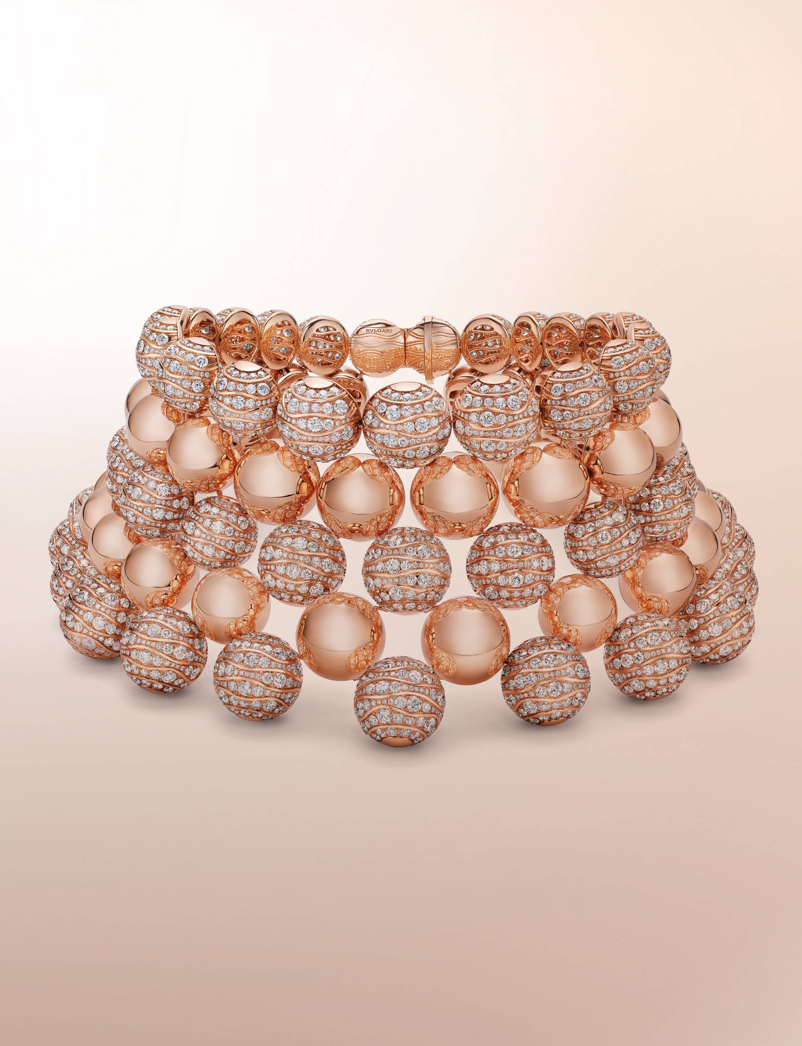 Colar BULGARI em ouro rosé com diamantes.