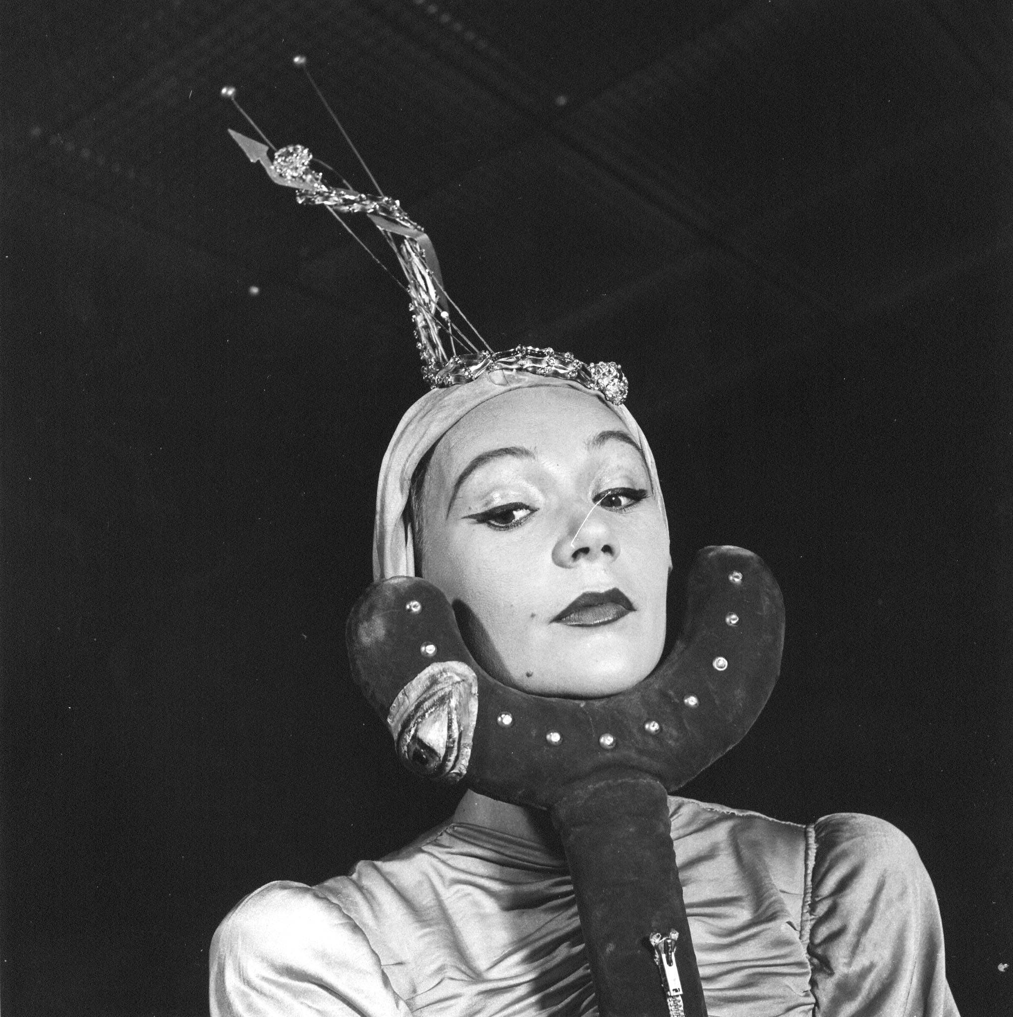 A modelo Sophie veste o traje criado por Salvador Dalí, no contexto de desfile no Museu de Arte de São Paulo, 1951 (Fotógrafo desconhecido/Acervo do Centro de Pesquisa do MASP/Divulgação)