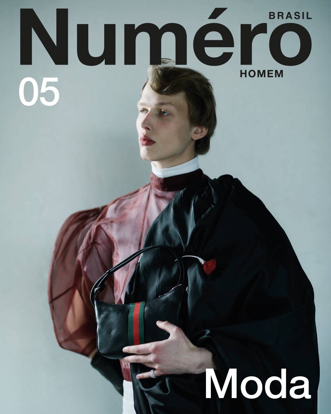 Alex Dembovskis (@alex.dembov) (Love Models) usa bolsa GUCCI (@gucci), broche e anel, TIFFANY & CO (@tiffanyandco). Look, acervo stylist.  Foto: Pedro Arieta (@pedroarieta). Beauty: Lorenzo Zavata. Hair: Kilian Marin. Assistente de Fotografia: Riccardo Flandina Flandagram. Realização: Stephanie Kherlakian (@kherlak).