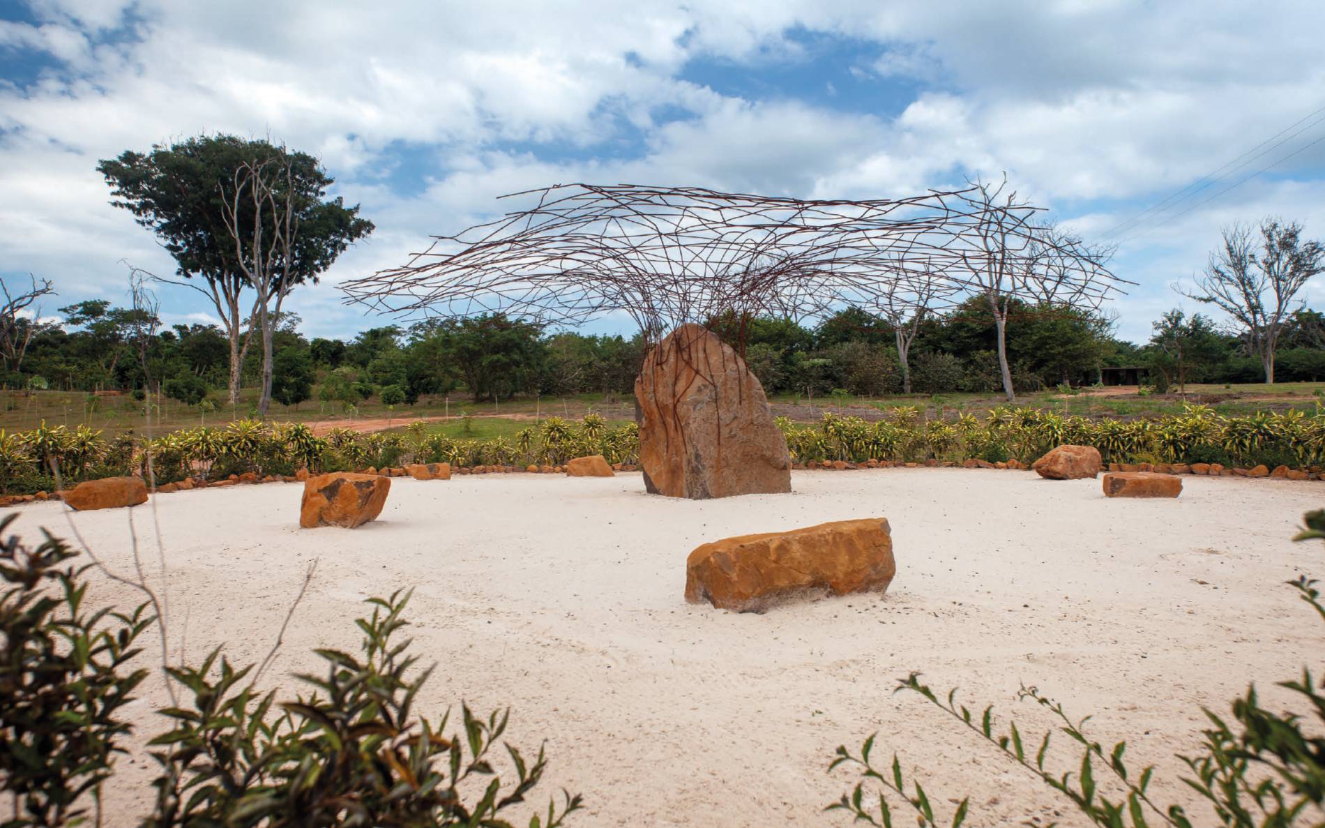 No Pavilhão Jardim da Denise – nome da amiga e incentivadora do projeto do parque, Denise Chaer – flores de aroma marcante rodeiam a escultura feita de arame e pedra ferrosa, característica de Brotas.