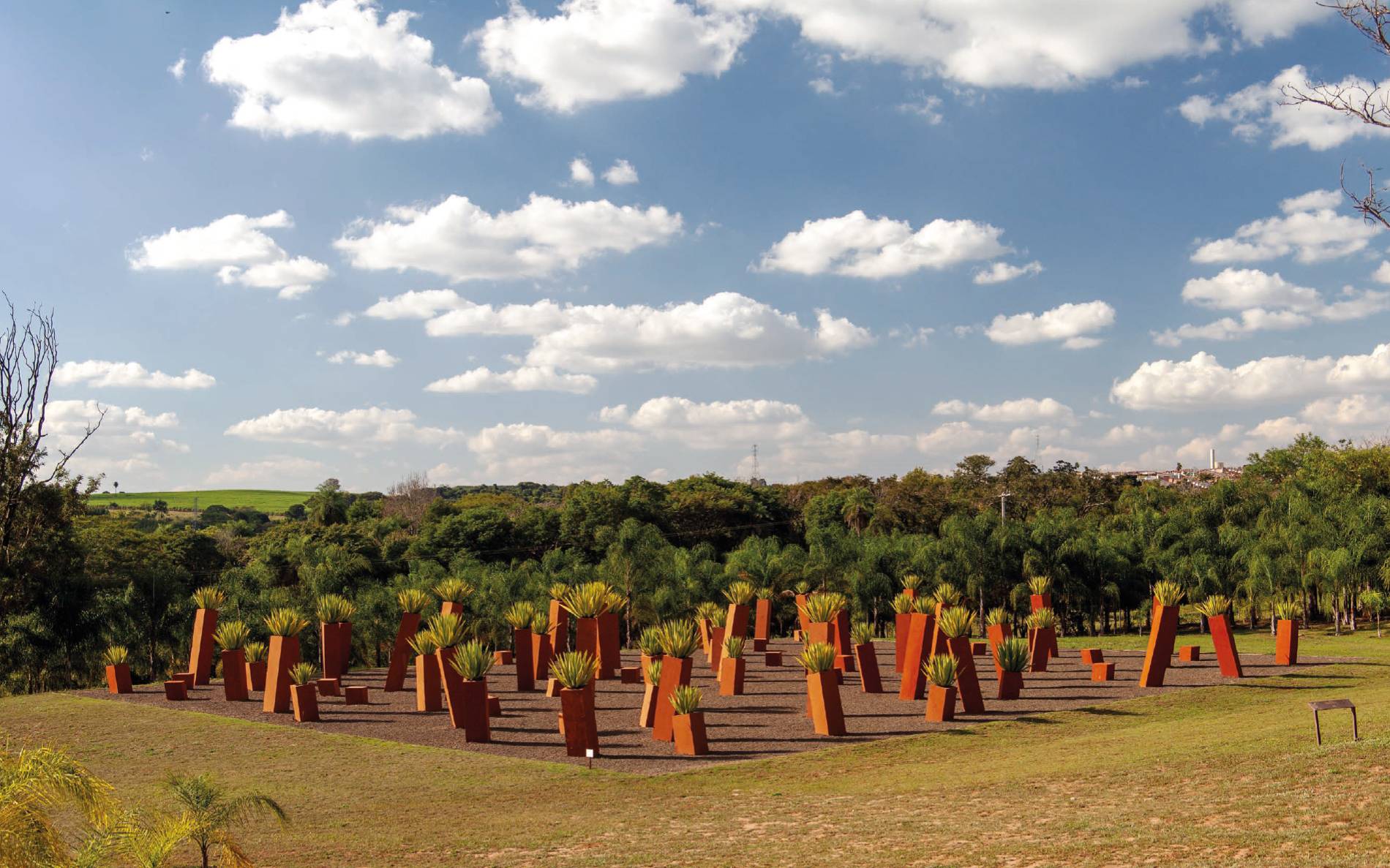 O Pavilhão JL homenageia o companheiro de HUMBERTO CAMPANA. Com colunas de concreto e agaves, o cenário de natureza desconstruída e geométrica é inspirado na obra do artista italiano GIORGIO DE CHIRICO.