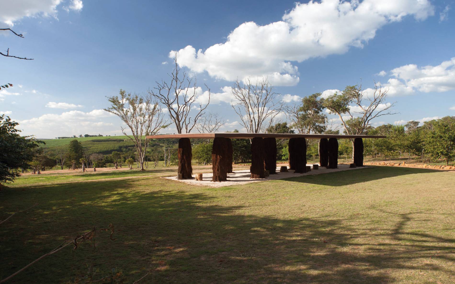 As colunas de piaçava, reaproveitadas da cenografia da exposição “Irmãos Campana:35 Revoluções”, que aconteceu no MAM RJ entre 2019 e 2020, chamam a atenção no Pavilhão Alice, nome daquela que os IRMÃOS CAMPANA consideravam sua mãe de criação.