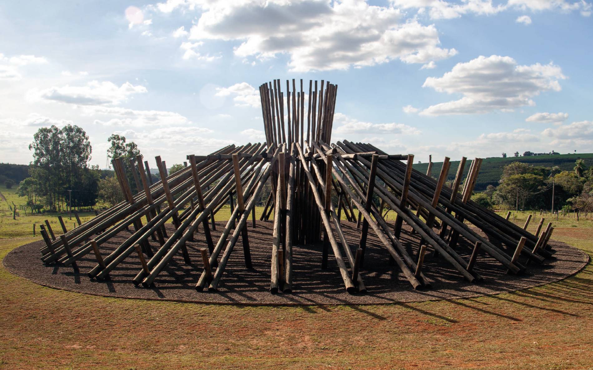 O Pavilhão Alberto leva o nome do pai do artista. Feito com troncos de eucalipto, é inspirado na Catedral de Brasília. Os visitantes são convidados a tocar o sino (em italiano, campana) que fica no centro da estrutura.