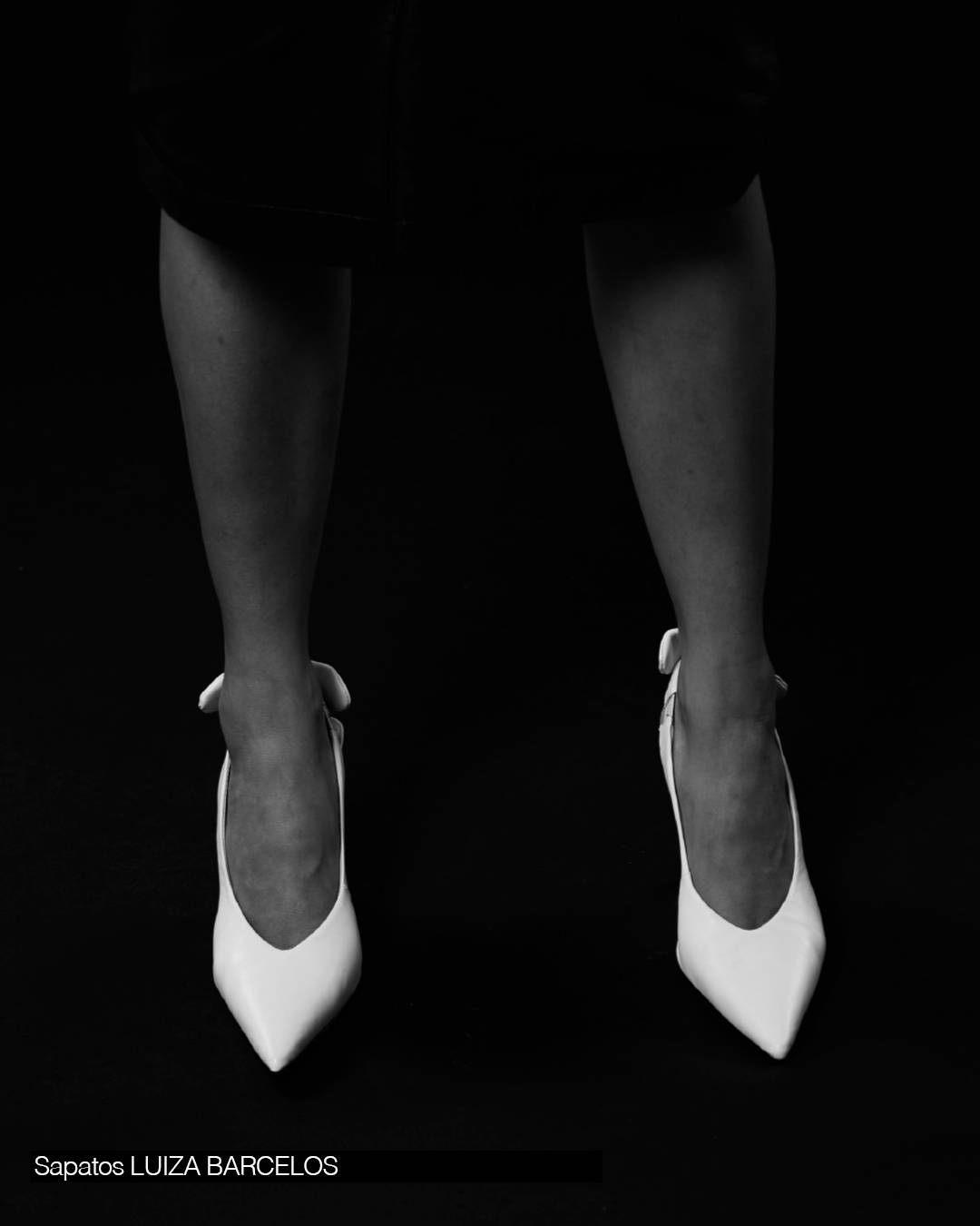 Usa sapatos Luiza Barcelos.