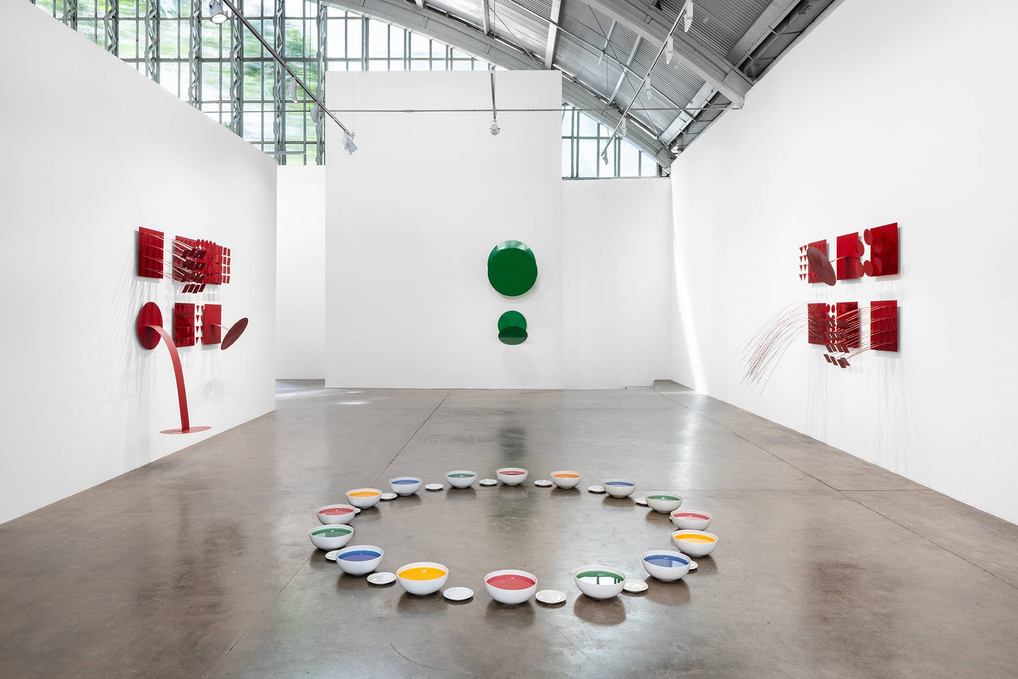 Vista de “Sendo” na galeria Mendes Wood DM, na Barra Funda (a Casa Iramaia abriga a continuação da mostra, até agosto). (Foto: Cortesia Mendes Wood DM)