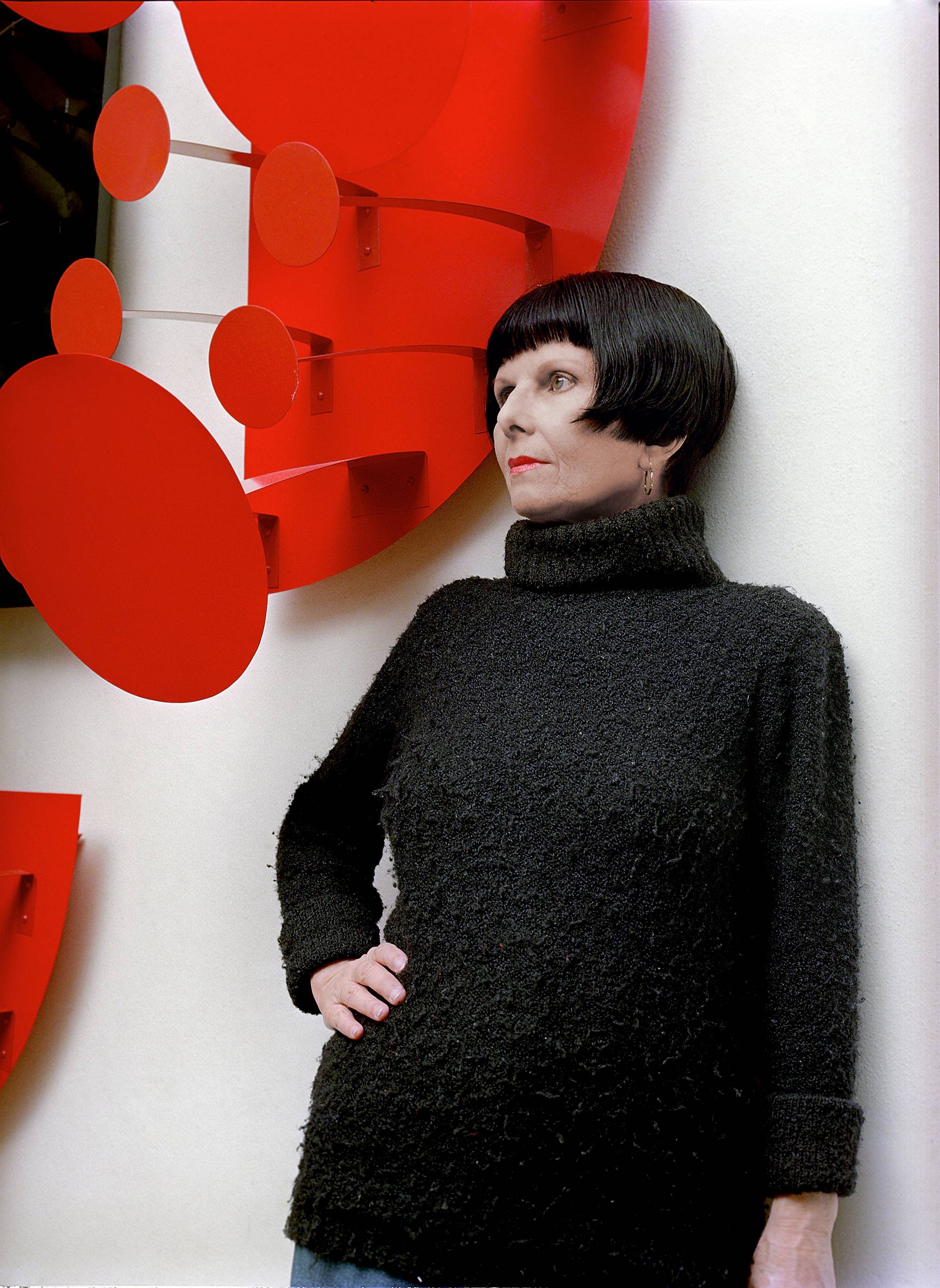 Lygia Pape com “Amazonino Vermelho e Preto,” Rio de Janeiro, 2002. (Foto: Paula Pape © Lygia Pape Project)